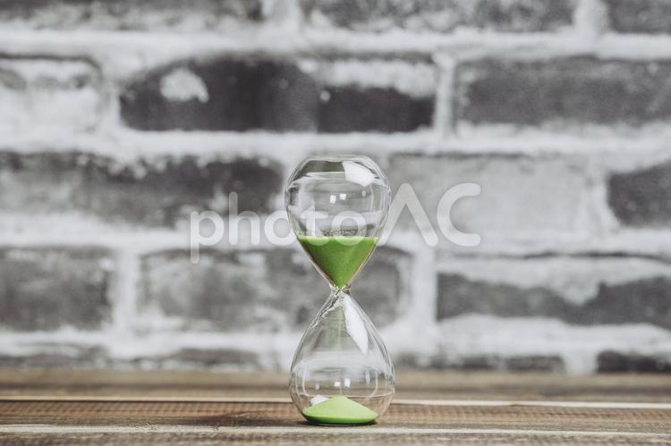 レンガ背景と砂時計 砂時計,時計,時間の写真素材