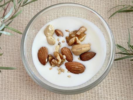 ヨーグルトにナッツ ナッツ,ヨーグルト,胡桃の写真素材