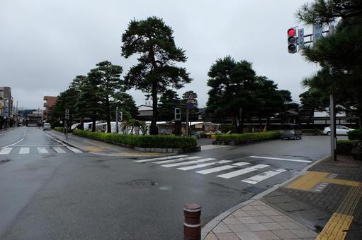 雨の陣屋前交差点と高山の陣屋前朝市の会場 雨の陣屋前交差点と高山の陣屋前朝市の会場 陣屋前朝市,高山陣屋,朝市の写真素材