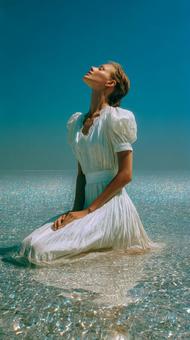 夏の休暇:穏やかな海と女性のシルエット 夏の休暇:穏やかな海と女性のシルエットの写真