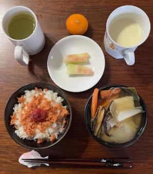 ご飯に鮭フレークとかつお梅などの朝食 ご飯に鮭フレークとかつお梅などの朝食 朝食,あきたこまち,ご飯の写真素材