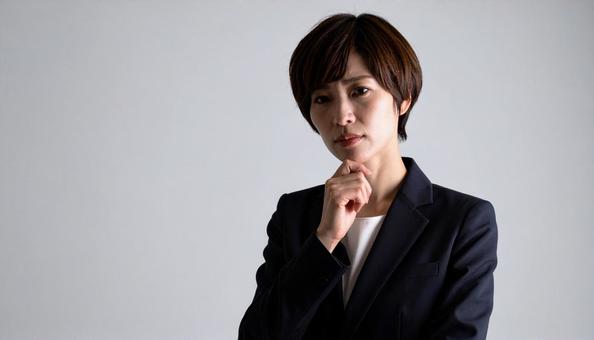 悩み考えるビジネスマン 悩み考えるビジネスマンの写真