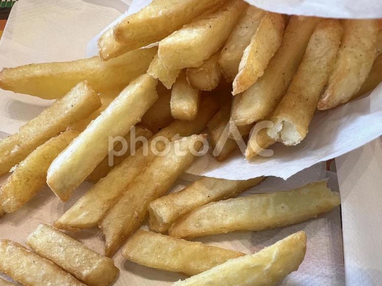 揚げたての美味しそうなフライドポテト フライドポテト,ジャンクフード,じゃがいもの写真素材