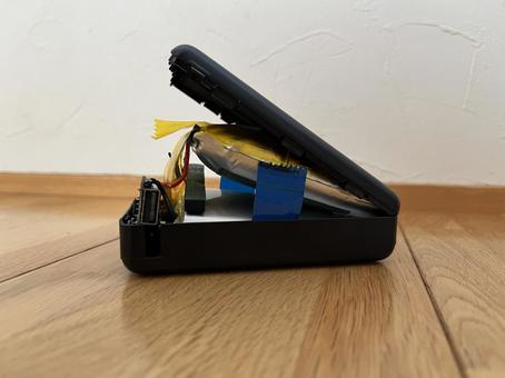 膨張したモバイルバッテリー 膨張したモバイルバッテリー バッテリー,モバイルバッテリー,膨張の写真素材