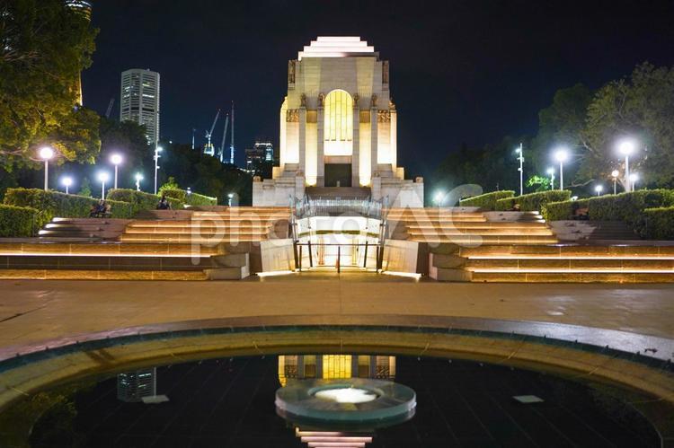夜の戦没者記念碑（シドニー） 戦没者記念碑,夜景,反射の写真素材