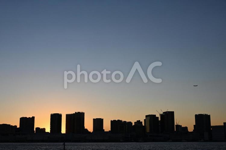 夕暮れの東京オフィス街：都会イメージ：背景素材 夕暮れ,ビル群,マジックアワーの写真素材