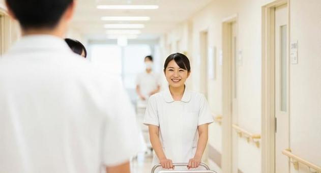笑顔で病院の廊下を歩くアジア人看護師 笑顔で病院の廊下を歩くアジア人看護師の写真