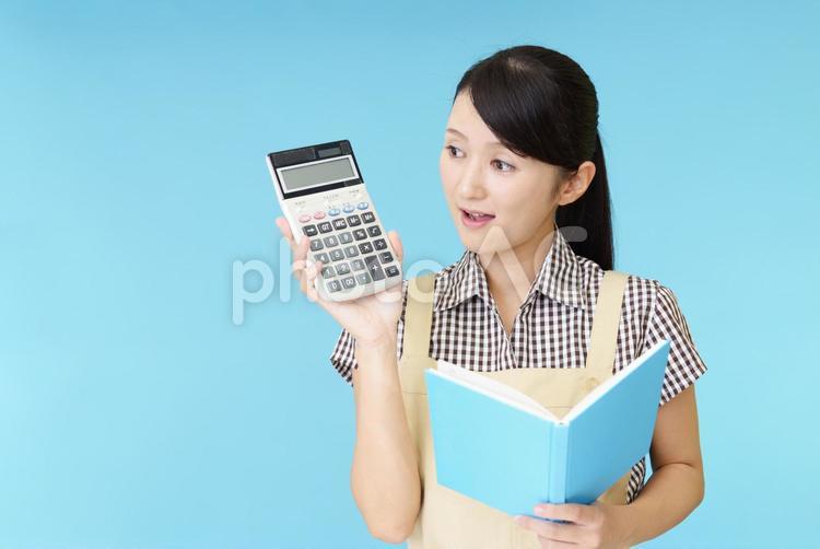 主婦　電卓　ノート 計算機,電卓,家計の写真素材
