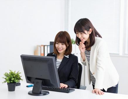 オフィスでアイディアを練る女性の写真