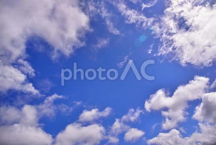 雲が広がるなかの青空のイメージ 青空,背景,イメージの写真素材