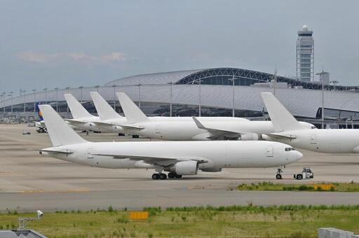 飛行機　空港　白 旅客機,航空機,エンジンの写真素材