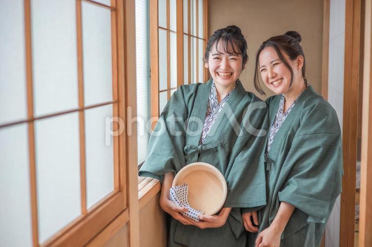 温泉旅行に来た女友達（廊下・2人） 温泉,浴衣,旅行の写真素材