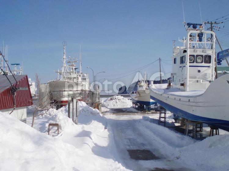 冬の北海道で岸に停泊する漁師船 北海道,ほっかいどう,空の写真素材
