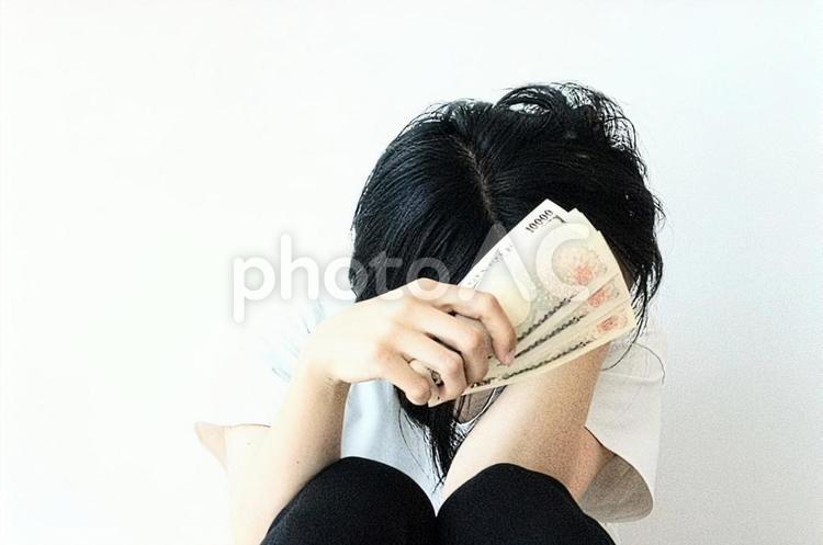 A woman who holds money and is depressed, JPG A woman who holds money and is depressed, money, female, be fooled, JPG