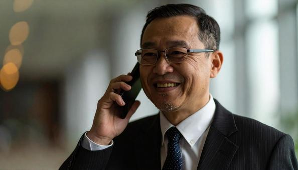 電話するサラリーマンの写真