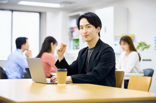 PC作業中にガッツポーズをする男性社員 ビジネスマン,エンジニア,ガッツポーズの写真素材