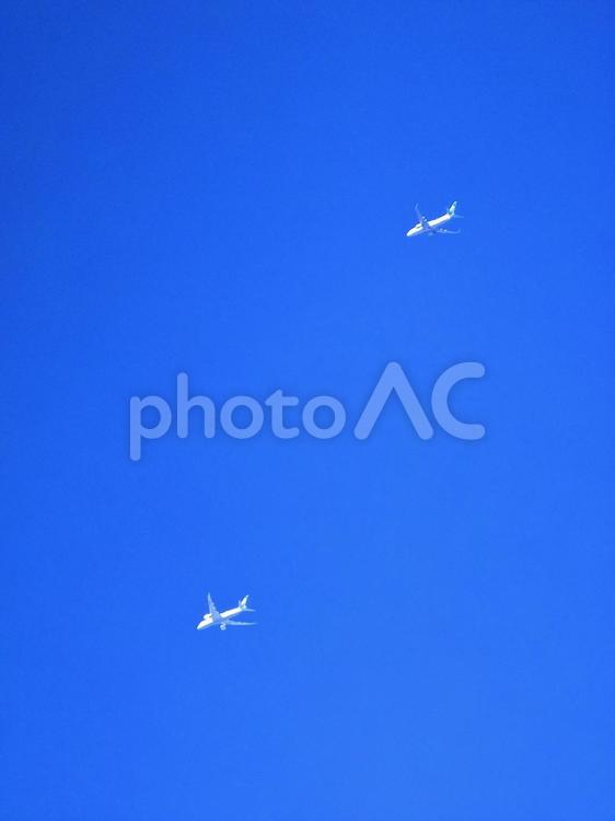 上空を飛行する2機の旅客機２ 2機,コピースペース,テクスチャの写真素材