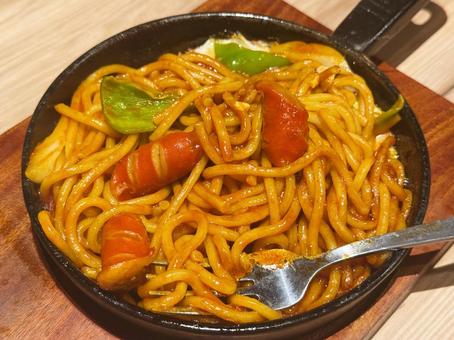 ナポリタン ナポリタン ナポリタン,鉄鍋,パスタの写真素材