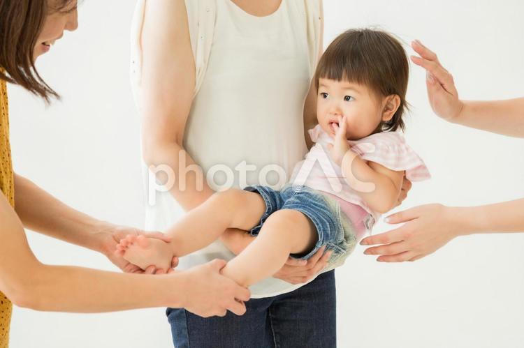 笑顔の赤ちゃんと女性 赤ちゃん,足,紹介の写真素材