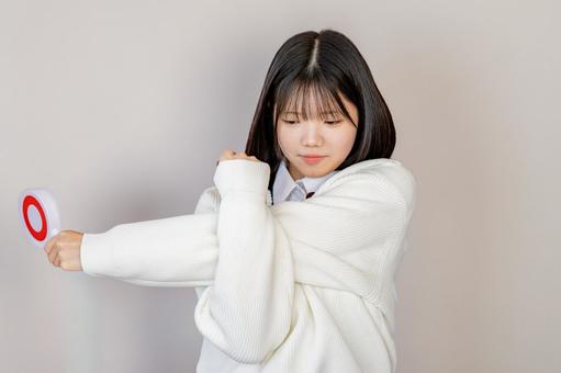 腕を伸ばす女性 腕を伸ばす女性 女子学生,女子高生,学生の写真素材