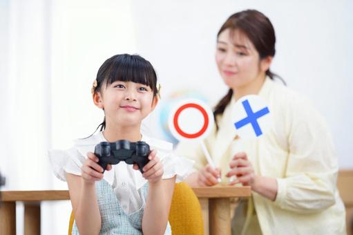 ゲーム中の笑顔の女の子 ゲーム中の笑顔の女の子 女の子,コントローラー,ゲームの写真素材
