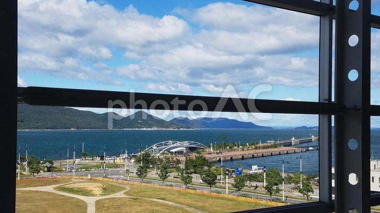 窓から見た高松港の風景 海,島,空の写真素材