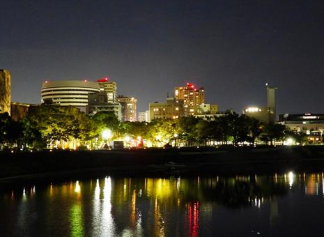 岡山後楽園の遊歩道から臨む夜景 岡山後楽園の遊歩道から臨む夜景 夜景,風景,ライトアップの写真素材