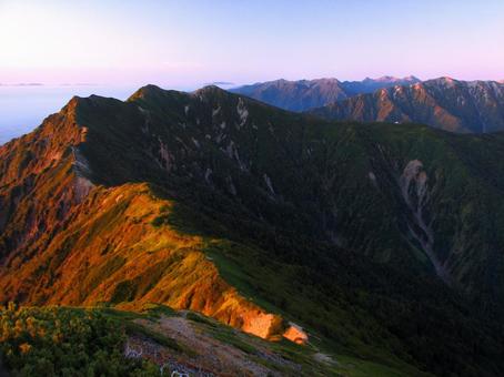 モルゲンロートに染まる爺ヶ岳連峰 モルゲンロート,日本アルプス,北アルプスの写真素材