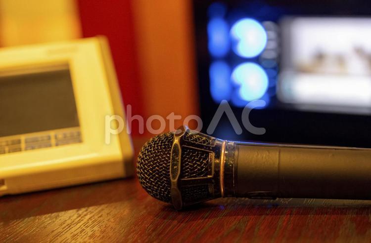 カラオケのマイクとリモコン カラオケ,背景,マイクの写真素材