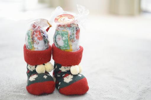 毛糸で編まれたクリスマスブーツ（2個）の写真