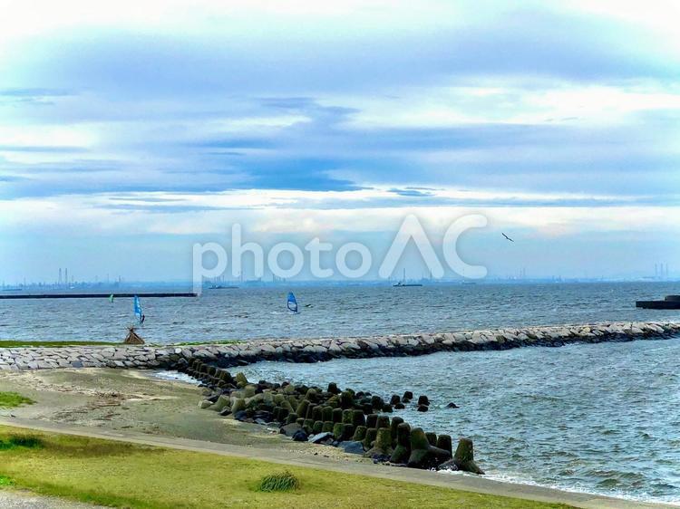 幕張の海とマリンスポーツを楽しむ人たち 海水浴場,浜辺,砂浜の写真素材