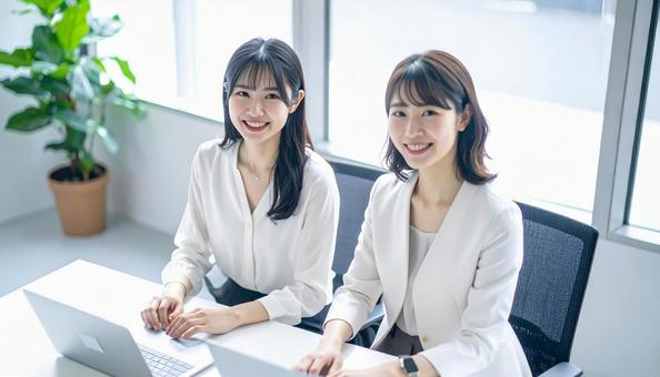 仲の良い職場の同僚 仲の良い職場の同僚の写真