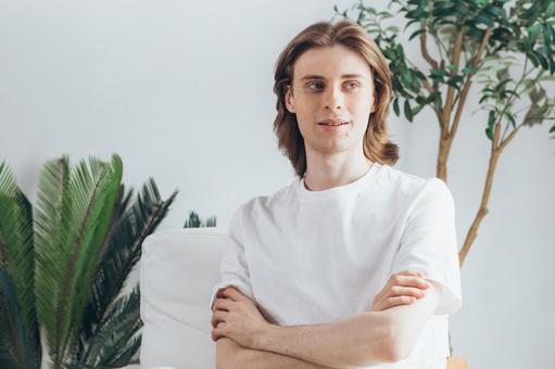 椅子に座って腕を組んでいるる男性 男性,外国人,欧米人の写真素材