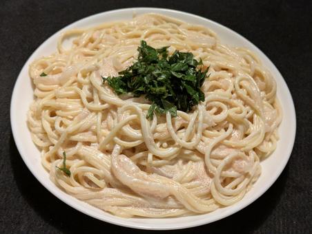 刻み青紫蘇をトッピングした鱈子スパゲティ 刻み青紫蘇をトッピングした鱈子スパゲティ ロングパスタ,魚卵スパゲティ,麺料理の写真素材