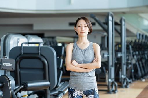 ジムでトレーニングするミドルの女性 ジム,フィットネス,トレーニングの写真素材