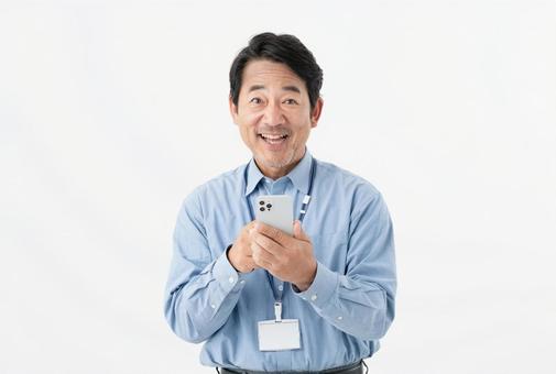 スマホを操作するミドルのビジネスマン スマホを操作するミドルのビジネスマン スマホ,スマートフォン,操作の写真素材