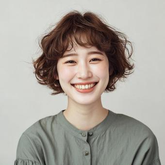 微笑む女性の上半身ショット 微笑む女性の上半身ショットの写真