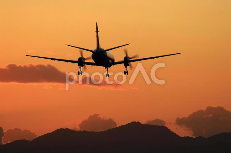 夕暮飛行機 飛行機,航空機,交通機関の写真素材