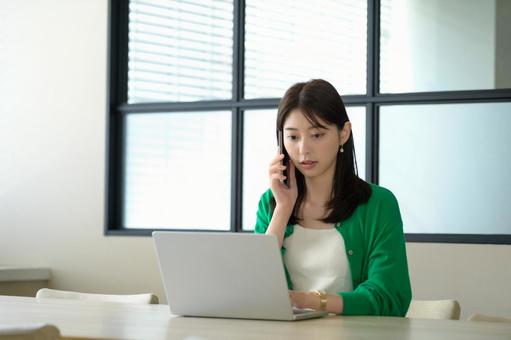 パソコンを操作する日本人女性 パソコンを操作する日本人女性の写真