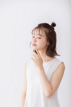 フェイシャル　白のワンピースの女性 女性,人物,美容の写真素材