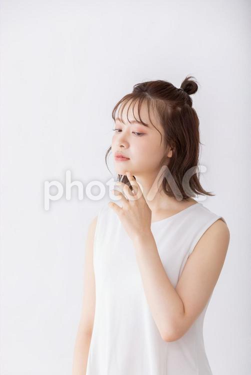 フェイシャル　白のワンピースの女性 女性,人物,美容の写真素材