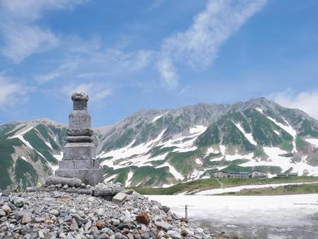 祠と残雪のある山 自然,晴れ,ハイキングの写真素材