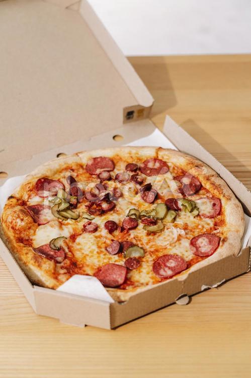 宅配ピザが届いたところ ピザ,イタリアン,食べ物の写真素材