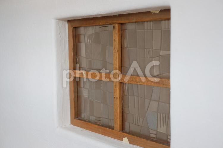 アンティークな室内窓 クラシック,一軒家,北欧風の写真素材