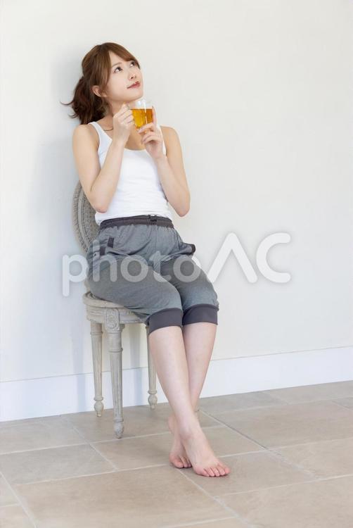 紅茶を飲んで落ち着く女性 女性,人物,20代の写真素材