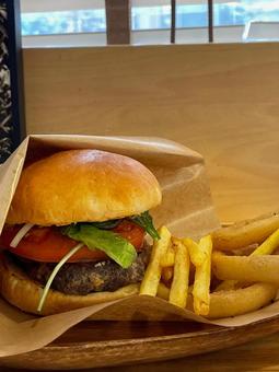 本格和牛ハンバーガーとポテトとオニオン ハンバーガー,牛肉,名物の写真素材