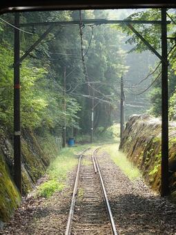 山間の線路 山間の線路の写真