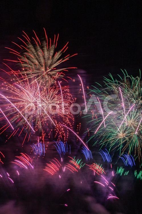 夜空に広がる色とりどりのスターマイン 花火,打ち上げ花火,花火大会の写真素材