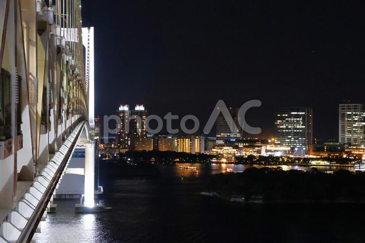 ７月下旬の夜のレインボーブリッジと東京湾 背景,レインボーブリッジ,橋の写真素材
