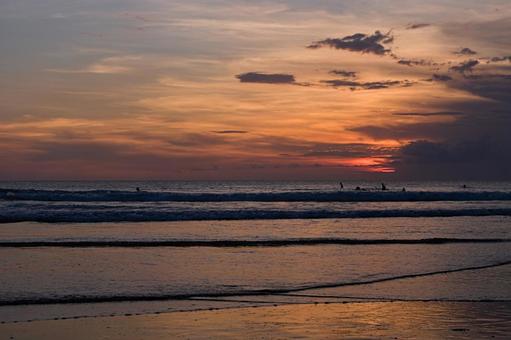 バリ島クタビーチの夕暮れ時の海 バリ島クタビーチの夕暮れ時の海 バリ島,クタビーチ,インドネシアの写真素材